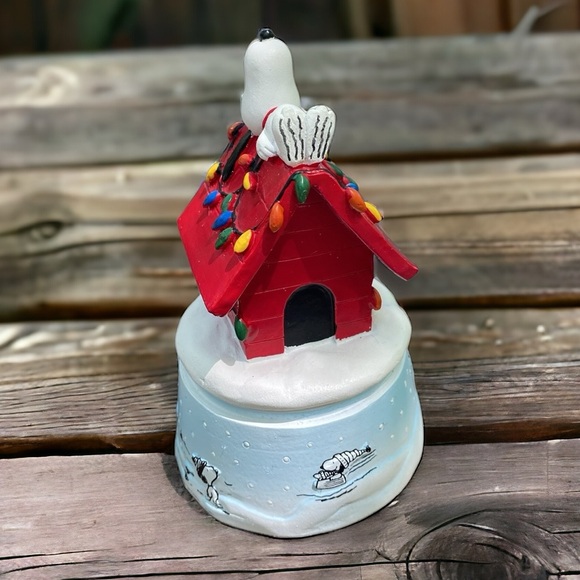 LAST ONE Musical Snoopy Christmas Dog House - Picture 6 of 13